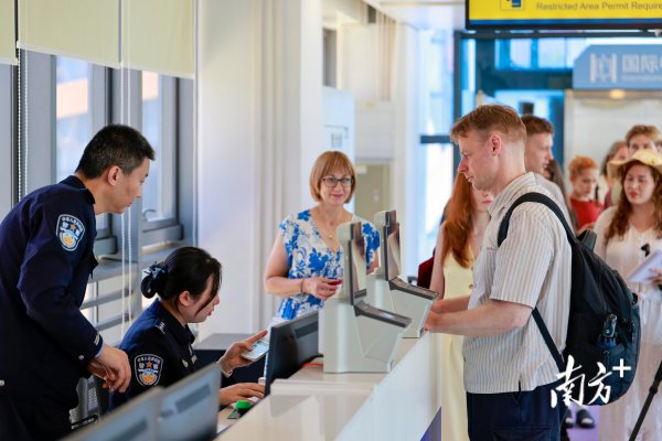 资炒股门户 蛇口邮轮母港启用全国首个海港口岸国际中转区，迎来首批中转旅客